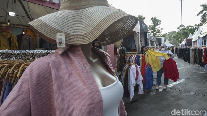 Serunya Berburu Brand Lokal di Hari UMKM Nasional Hari UMKM Nasional dimanfaatkan sejumlah warga untuk berburu brand lokal di Jakcloth 2022 yang digelar di Senayan Park, Jakarta, Jumat (12/8/2022).