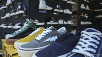 Ratusan brand lokal tersebut menjual pakaian, kaos, sepatu, tas dan lainnya.
