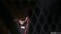 Seorang pengunjung terlihat sangat semringah saat mencoba beberapa pakaian.