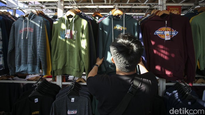 Serunya Berburu Brand Lokal di Hari UMKM Nasional Hari UMKM Nasional dimanfaatkan sejumlah warga untuk berburu brand lokal di Jakcloth 2022 yang digelar di Senayan Park, Jakarta, Jumat (12/8/2022).