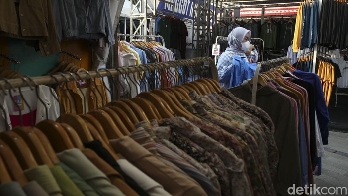 Serunya Berburu Brand Lokal di Hari UMKM Nasional Hari UMKM Nasional dimanfaatkan sejumlah warga untuk berburu brand lokal di Jakcloth 2022 yang digelar di Senayan Park, Jakarta, Jumat (12/8/2022).