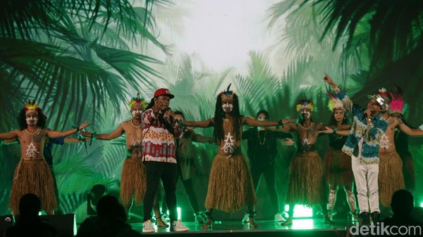 Drama musikal ini dibawakan artis-artis Papua yaitu Nogei (Stephen Wally & Michael Jakarimilena), Putri Nere, Lala Suwages, Nobo Sasamu, Boii Adalah, serta para penari dari Kasbi Dance.