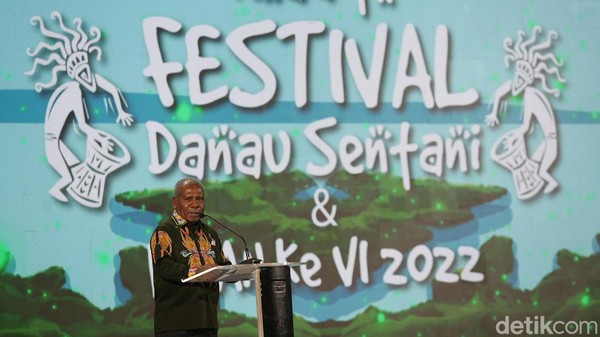 Bupati Jayapura Mathius Awoitauw saat memberikan pengumuman kembali diselenggarakannya Festival Danau Sentani di Jakarta, Jumat (12/8/2022).
