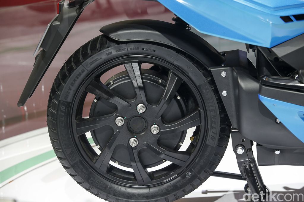 Ilectra Motor Group (IMG) resmi meluncurkan skuter listrik Alva One di arena Gaikindo Indonesia International Auto Show (GIIAS) 2022, ICE, BSD City, Tangerang, Kamis (11/8/2022). Motor ini dibanderol Rp 34 jutaan.
