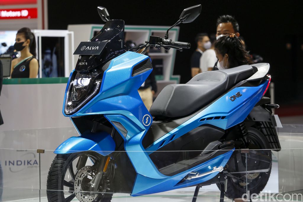 Ilectra Motor Group (IMG) resmi meluncurkan skuter listrik Alva One di arena Gaikindo Indonesia International Auto Show (GIIAS) 2022, ICE, BSD City, Tangerang, Kamis (11/8/2022). Motor ini dibanderol Rp 34 jutaan.