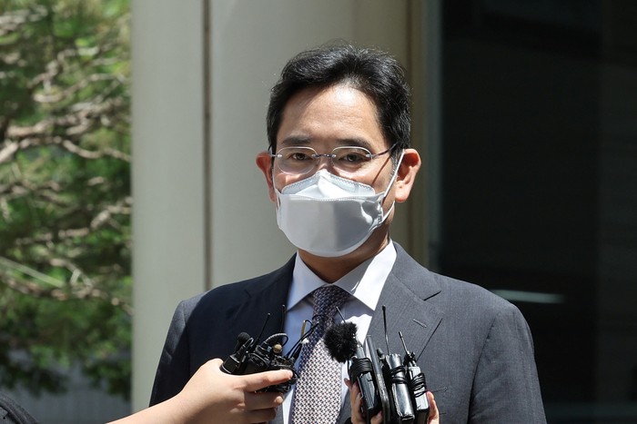 SOUTHKOREA-POLITICS/PARDON-SAMSUNG Samsung Electronics Vice Chairman Jay Y. Lee bows as he leaves a court in Seoul, South Korea, August 12, 2022. Yonhap via REUTERS ATTENTION EDITORS - THIS IMAGE HAS BEEN SUPPLIED BY A THIRD PARTY. SOUTH KOREA OUT. NO COMMERCIAL OR EDITORIAL SALES IN SOUTH KOREA. NO RESALES. NO ARCHIVE.