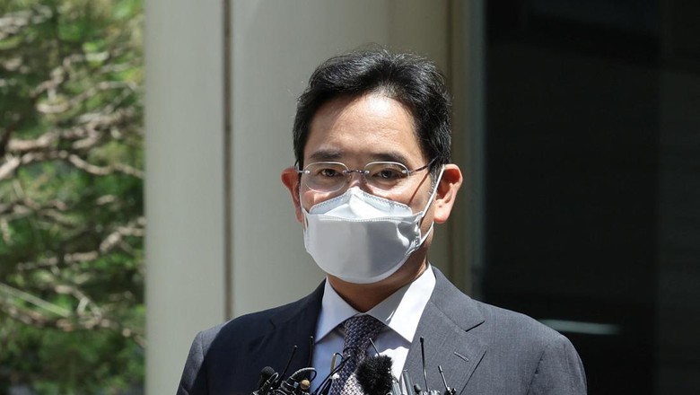 Samsung Electronics Vice Chairman Jay Y. Lee bows as he leaves a court in Seoul, South Korea, August 12, 2022. Yonhap via REUTERS   ATTENTION EDITORS - THIS IMAGE HAS BEEN SUPPLIED BY A THIRD PARTY. SOUTH KOREA OUT. NO COMMERCIAL OR EDITORIAL SALES IN SOUTH KOREA. NO RESALES. NO ARCHIVE.