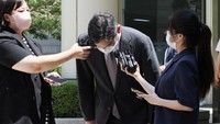 Jay Y Lee menbungkuk di depan kamera wartawan yang menunggunya di luar gedung pengadilan, usai menerima pengampunan dari presiden, Jumat (12/8/2022). Seperti dilansir Reuters dan AFP, Jumat (12/8/2022), pengampunan khusus ini sebagian besar bersifat simbolis. Sebab, Lee telah menjalani masa bebas bersyarat usai mendekam di dalam penjara selama 18 bulan terkait kasus suap yang menjeratnya.
