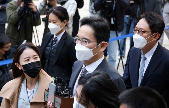 Samsung Electronics Vice Chairman Jay Y. Lee bows as he leaves a court in Seoul, South Korea, August 12, 2022. Yonhap via REUTERS   ATTENTION EDITORS - THIS IMAGE HAS BEEN SUPPLIED BY A THIRD PARTY. SOUTH KOREA OUT. NO COMMERCIAL OR EDITORIAL SALES IN SOUTH KOREA. NO RESALES. NO ARCHIVE.