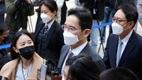 Ekspresi Jay Y. Lee saat meninggalkan persidangan di Seoul, 26 Oktober 2021. Selain Jay Y Lee  terpidana lainnya yang diampuni oleh Presiden Yoon terdiri atas mereka yang dihukum atas tindak pidana ringan, pemilik usaha kecil dan narapidana yang berada dalam situasi membutuhkan. 