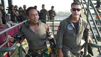 Panglima Komando Indo-Pasifik Amerika Serikat Laksamana John Aquilino (kanan), berjalan bersama Panglima TNI Jenderal Andika Perkasa untuk melihat langsung latihan militer gabungan Super Garuda Shield 2022 di Baturaja, Sumatera Selatan, Jumat (12/8/2022. (AP Photo/Dita Alangkara)  