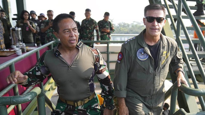 Super Garuda Shield, Ajang Latihan Perang Gabungan TNI dan Tentara AS Commander of the United States Indo-Pacific Command Adm. John Aquilino, right, walks with Indonesian Armed Forces Chief Gen. Andika Perkasa upon arrival to observe Super Garuda Shield 2022 joint military exercises in Baturaja, South Sumatra, Indonesia, Friday, Aug. 12, 2022. The United States and Indonesian militaries conducted the annual combat exercises on Indonesia's Sumatra island, joined for the first time by participants from other partner nations including Australia, Japan and Singapore, signaling stronger ties amid growing maritime activity by China in the Indo-Pacific region. (AP Photo/Dita Alangkara)