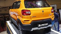 Dari fitur keselamatan, S-Presso dibekali SRS Front Dual Airbags, Rear Parking Sensor, Immobilizer, ABS (Anti-lock Braking System), Seatbelts, Childproof Rear Door Locks, 3 Point Assist Grip, dan Alat Pemadam Api Ringan.  