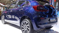 Dari segi tampilan secara umum perbedaan Suzuki Baleno terletak dari bemper dan grille.