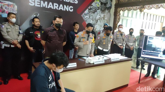 Polisi mengamankan pengemudi mobil Yaris H 9476 LM warna abu-abu Giant Permana (28) warga Palebon Semarang. Giant menabrak Hendro Margo Raharjo ( 60)  yang mayatnya ditemukan di sungai depan Perpus Jateng, Kamis (11/8/2022).