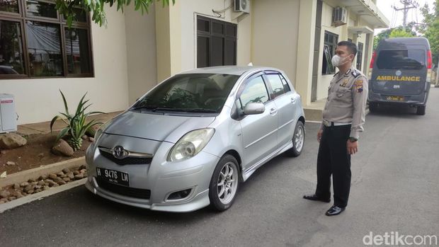Polisi mengamankan pengemudi mobil Yaris H 9476 LM warna abu-abu Giant Permana (28) warga Palebon Semarang. Giant menabrak Hendro Margo Raharjo ( 60)  yang mayatnya ditemukan di sungai depan Perpus Jateng, Kamis (11/8/2022).