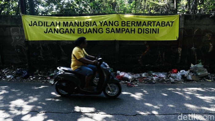 Banyak warga yang masih membuang sampah seenaknya. Seperti yang terlihat di Jalan Jambore, Cibubur, Jakarta Timur, ini Jumat (12/08/2022).
