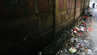 Selain terlihat kumuh, kotoran sampah berceceran dan menimbulkan bau tak sedap.