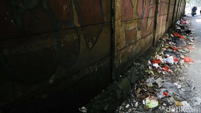 Terlalu! Warga Buang Sampah Seenaknya di Jalan Jambore Cibubur Banyak warga yang masih membuang sampah seenaknya. Seperti yang terlihat di Jalan Jambore, Cibubur, Jakarta Timur, ini Jumat (12/08/2022).