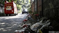 Tumpukan sampah terlihat berceceran di Jalan Jambore, Cibubur, Jakarta Timur, Jumat (12/08/2022) siang ini. 