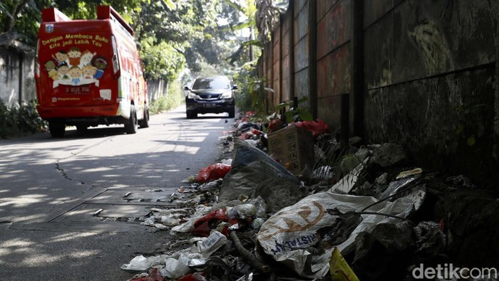 Banyak warga yang masih membuang sampah seenaknya. Seperti yang terlihat di Jalan Jambore, Cibubur, Jakarta Timur, ini Jumat (12/08/2022).