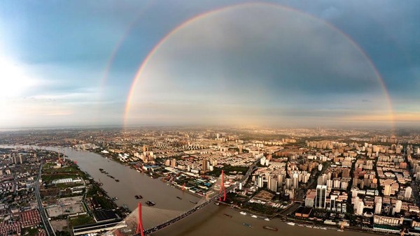 Usai hujan badai yang mengguyur Shanghai, pelangi ganda muncul sempurna di atas gedung-gedung dan Jembatan Yangpu pada 29 Juni 2022. Usai hujan badai yang mengguyur Shanghai, pelangi ganda muncul sempurna di atas gedung-gedung dan Jembatan Yangpu pada 29 Juni 2022.