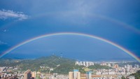 Masih dari China, pelangi ganda kali ini muncul di langit Wuzhou, China, pada 25 Mei 2021.