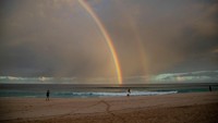 Lanjut, pelangi ganda juga memamerkan keindahannya dari daratan Amerika Serikat, tepatnya di Oahu, pada 8 Desember 2019.
