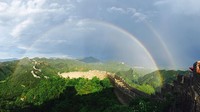 Lanskap tembok besar China semakin indah dengan penampakan pelangi ganda yang terjadi pada 15 Juni 2016 lalu.
