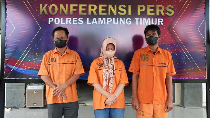 Anggota DPRD Lampung Timur, Wiwik (tengah) bersama dua rekannya ditetapkan tersangka korupsi dana desa (Foto : Dok. Polres Lampung Timur)