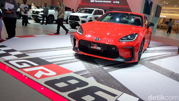 Toyota GR 86, Si Merah yang Harganya Bikin Penasaran Airlangga Toyota GR 86 turut dipamerkan dalam GIIAS 2022 di ICE BSD City. Menko Perekonomian Airlangga Hartarto sampai penasaran dengan harganya.