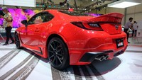 Airlangga yang sempat mampir ke booth Toyota menanyakan harga mobil berkelir merah ini. 