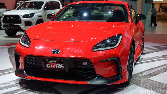Toyota GR 86 turut dipamerkan dalam GIIAS 2022 di ICE BSD City. Menko Perekonomian Airlangga Hartarto sampai penasaran dengan harganya.