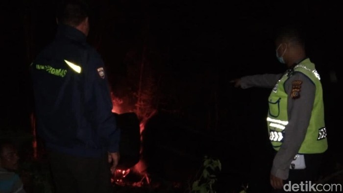Truk CPO masuk jurang dan terbakar.