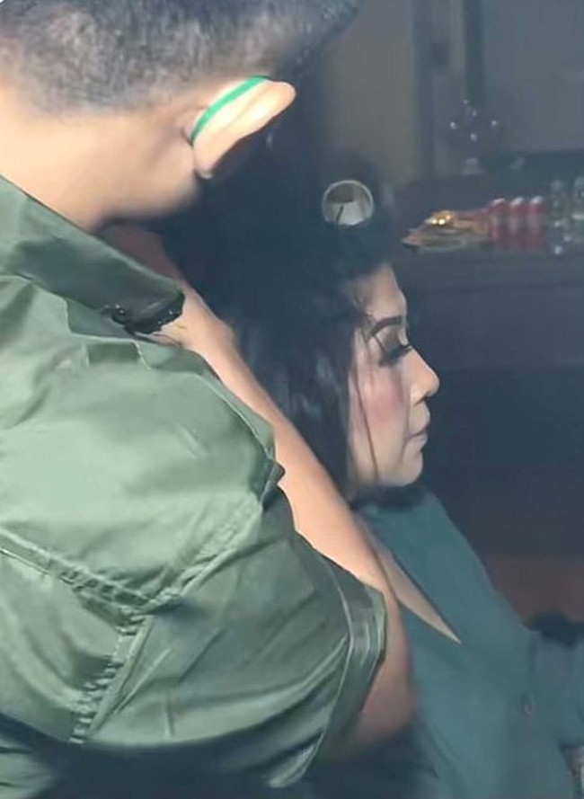 Reval menuturkan sekelumut cerita di balik videonya yang menampilkan momen bersama istri Ferdy Sambo. Aku ambil video itu pada akhir Desember 2021. Ibu Putri baik tinggi humble ya, tidak membeda-bedakan orang, kata Reval. Foto: Dok. TikTok @revalalip.