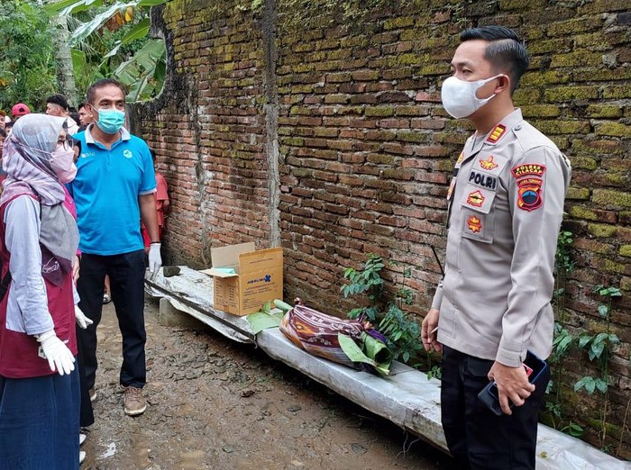 Warga Desa Buntu, Kecamatan Kroya, Kabupaten Cilacap, digegerkan dengan temuan jasad bayi perempuan di pekarangan, Jumat (12/8/2022).