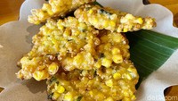 Bakwan jagung yang ditawarkan sangat renyah. Tak heran kala menu ini sangat laris. Foto: detikFood / Yenny Mustika Sari