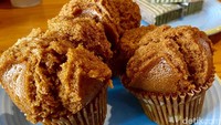 Kue apang paling kami sukai. Apalagi disantap saat kondisinya masih hangat. Rasanya manis dan legit, harum gula merahnya menjadi ciri khas dari kue bolu ini.  Foto: detikFood / Yenny Mustika Sari
