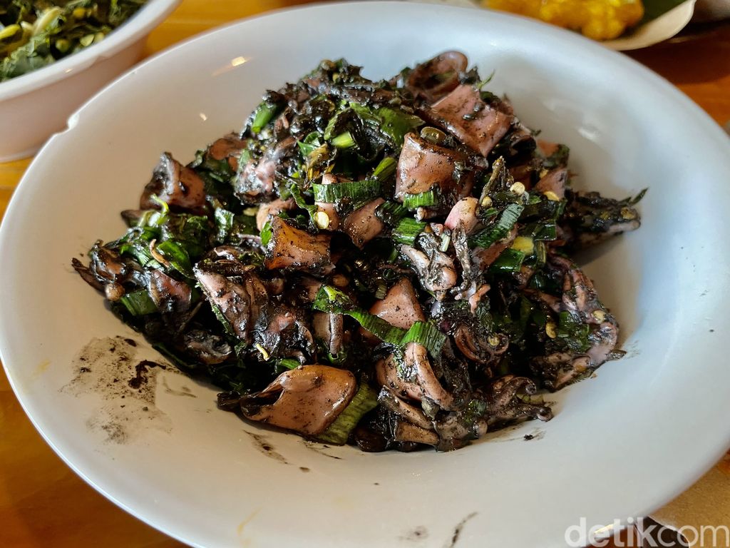 Waroeng Woka; restoran Manado di Gading Serpong yang tawarkan menu cakalang suwir hingga cumi woku garo.