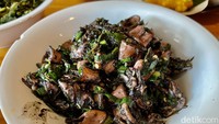 Untuk cita rasanya, cumi hitam di sini kami akui enak. Tidak amis seperti yang diungkapkan oleh Yanti. Rasa rempahnya juga seimbang dengan pedasnya yang langsung nendang di lidah. Enak sekali disantap dengan nasi putih hangat. Foto: detikFood / Yenny Mustika Sari