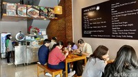 Baru buka saja, restoran ini sudah dipenuhi oleh pelanggan yang ingin makan siang di sini. Foto: detikFood / Yenny Mustika Sari