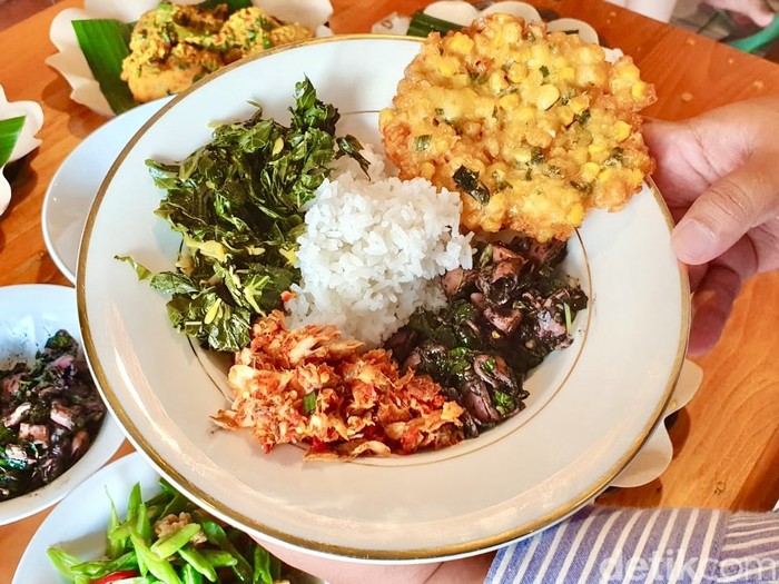 Waroeng Woka Waroeng Woka; restoran Manado di Gading Serpong yang tawarkan menu cakalang suwir hingga cumi woku garo.
