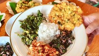 Menu yang ditawarkan oleh Waroeng Woka memang tak begitu banyak. Menu yang selalu ada ditawarkan adalah tumis daun dan bunga pepaya, cakalang suwir, cumi masak hitam, dan bakwan jagung. Foto: detikFood / Yenny Mustika Sari