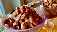 Es kacang merah atau es brenebon menjadi penutup paling nikmat. Es serut disajikan dengan susu dan saus cokelat serta kacang merah rebus yang empuk. Rasa manisnya pas dan sensasi dinginnya menyegarkan dahaga. Foto: detikFood / Yenny Mustika Sari