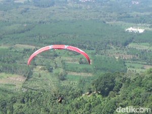 Menikmati Cantiknya Panorama Gunung Wayang dengan Paralayang