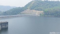 Selepas masuk ke area Objek Wisata Buangan Cirata, wisatawan tinggal memilih warung mana yang akan disinggahi. Ada juga deretan warung yang posisinya tepat berada di tepian Bendungan Cirata dan bisa jadi pilihan wisata.