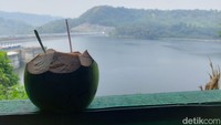 Deretan rumah makan dan warung-warung menjajakan kelapa muda ramai didatangi wisatawan. Untuk masuk ke klaster wisata kuliner Objek Wisata Buangan Cirata, wisatawan mesti membeli karcis masuk sekaligus biaya parkir sebesar Rp 5.000 di gerbang masuk.