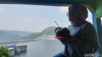 Berdasarkan pantauan detikjabar pada Sabtu (30/7/2022) siang, wisatawan mulai berdatangan ke klaster wisata kuliner di kawasan Objek Wisata Buangan Cirata.