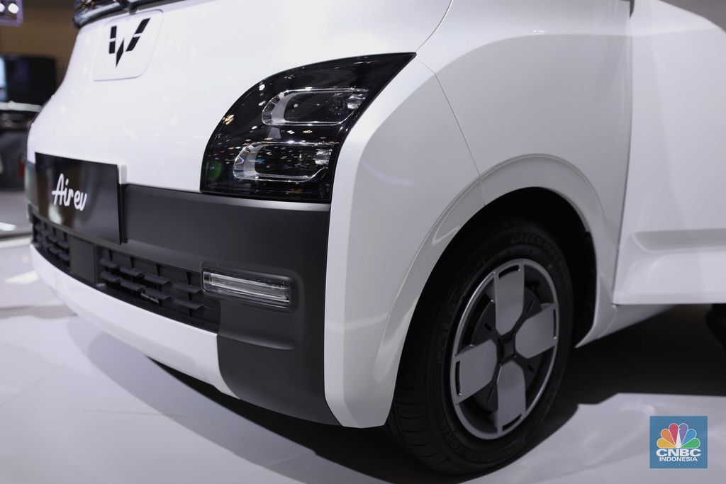 Wuling Air ev Motors di gelaran GAIKINDO Indonesia International Auto Show (GIIAS) 2022 di Tangerang, Banten, Kamis (11/8/2022). (CNBC Indonesia/ Tri Susilo)
