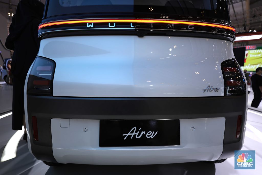 Wuling Air ev Motors di gelaran GAIKINDO Indonesia International Auto Show (GIIAS) 2022 di Tangerang, Banten, Kamis (11/8/2022). (CNBC Indonesia/ Tri Susilo)